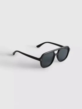 Aviator style sunglasses