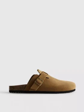 Buckle-strap clogs