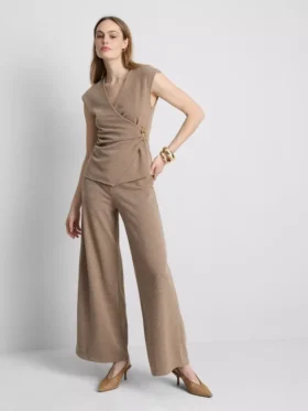 Fitted v-neck hardware top