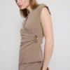 Fitted v-neck hardware top