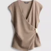 Fitted v-neck hardware top