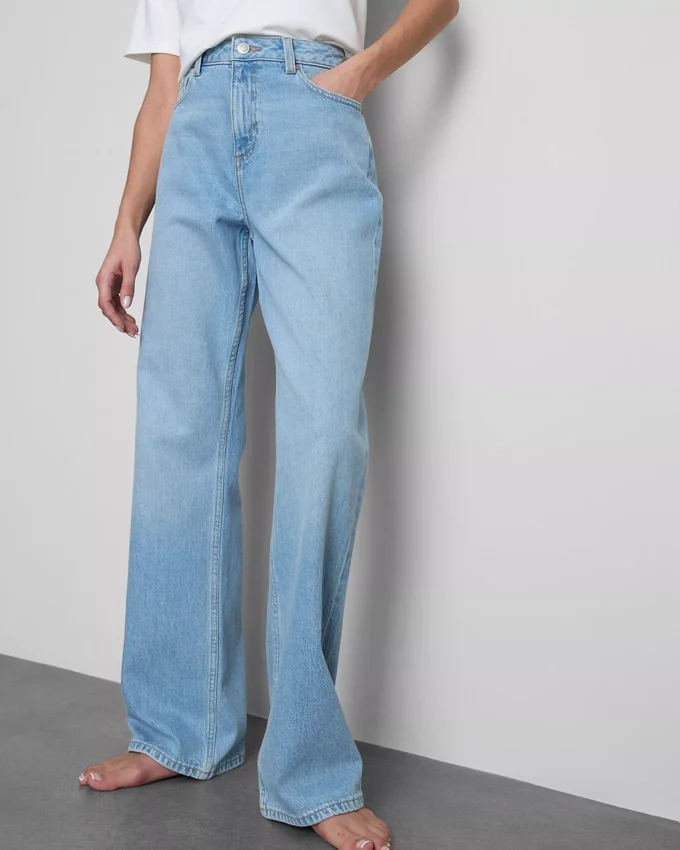 High-waisted straight-leg jeans High-waisted straight-leg jeans