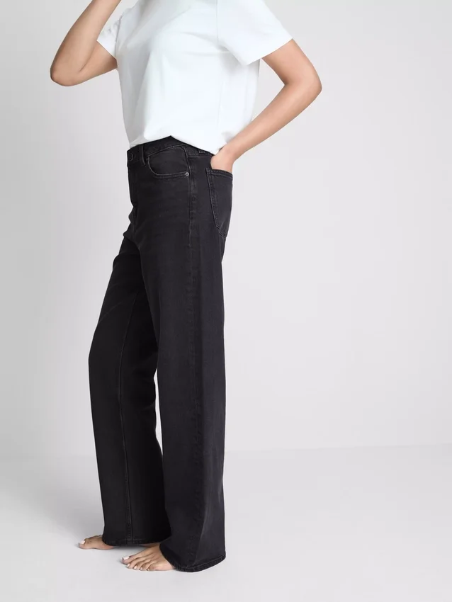 High-waisted straight-leg jeans High-waisted straight-leg jeans
