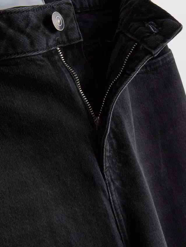 High-waisted straight-leg jeans High-waisted straight-leg jeans