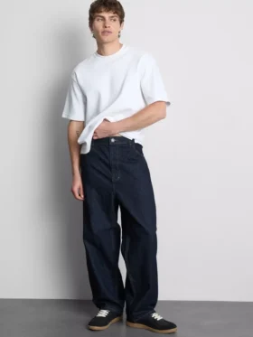 Mid-rise baggy jeans