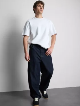 Mid-rise baggy jeans
