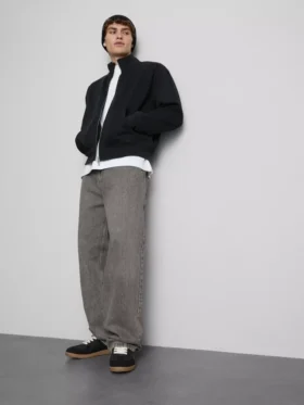 Mid-rise baggy jeans