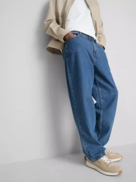 Mid-rise relaxed jeans