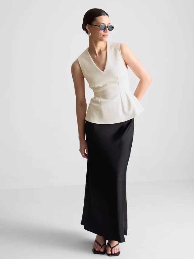 V-neck peplum sleeveless top V-neck peplum sleeveless top