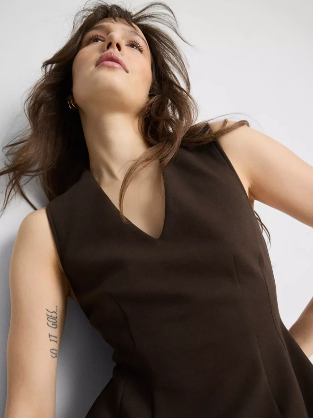 V-neck peplum sleeveless top V-neck peplum sleeveless top