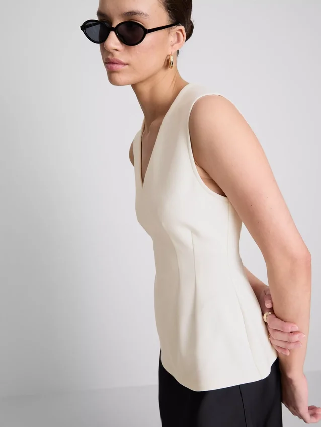 V-neck peplum sleeveless top V-neck peplum sleeveless top