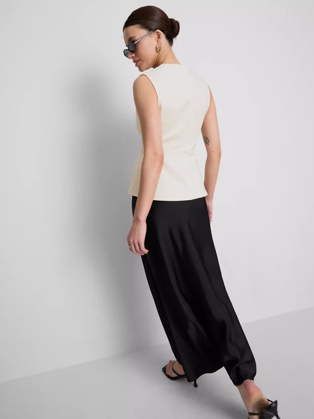 V-neck peplum sleeveless top V-neck peplum sleeveless top