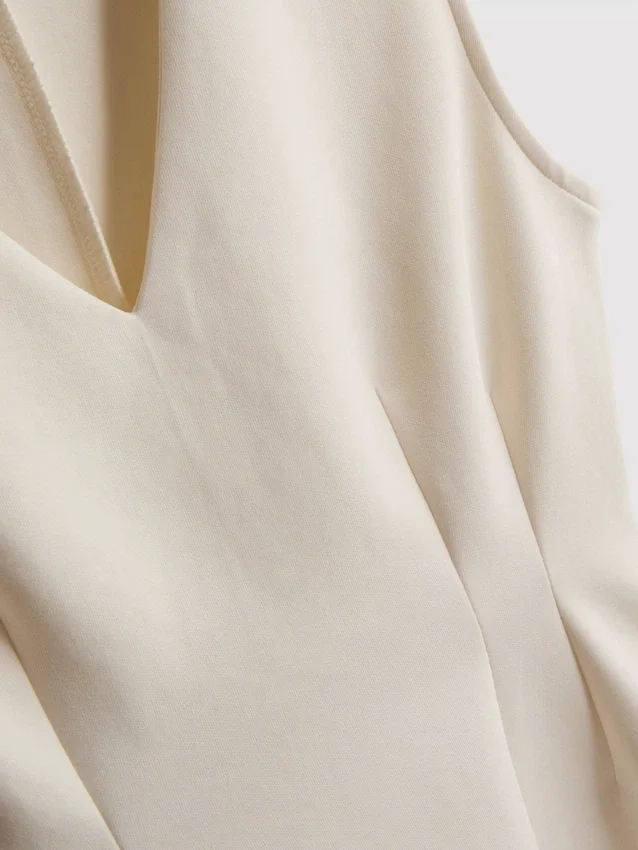V-neck peplum sleeveless top V-neck peplum sleeveless top